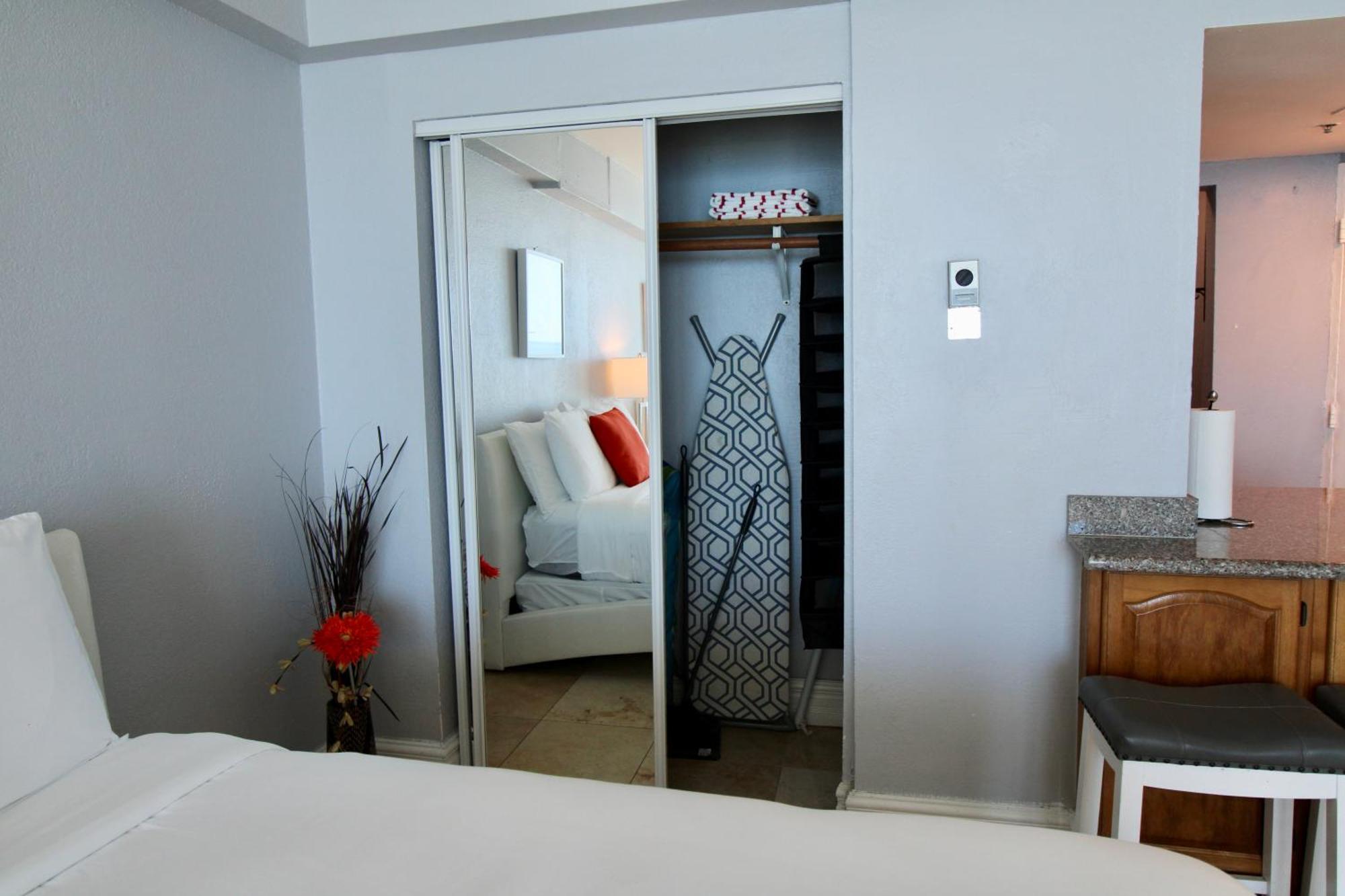 Castle 828 Oceanfront View With Balcony, Pool, Tennis, Beach Access And Free Parking! Miami Beach Bagian luar foto