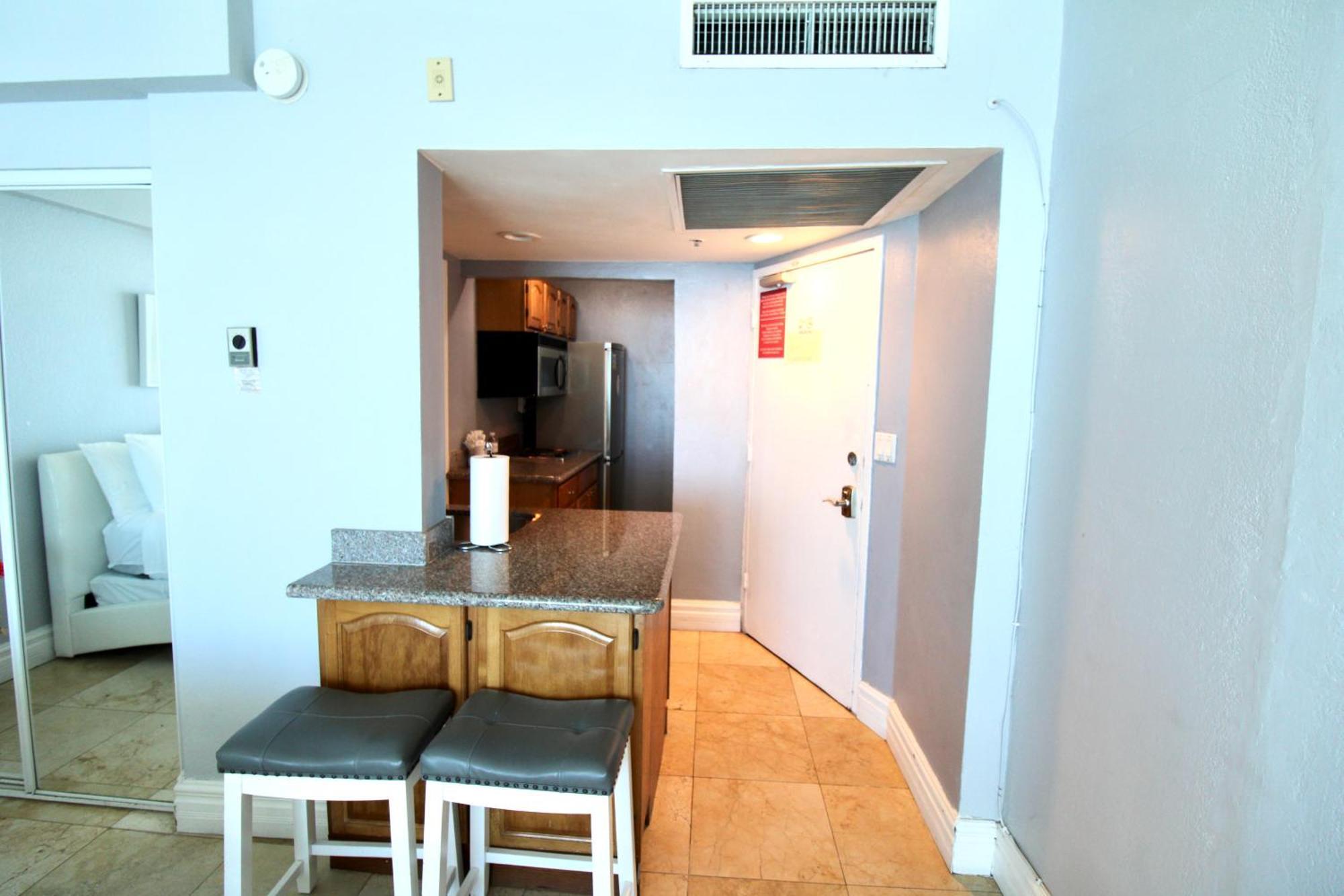 Castle 828 Oceanfront View With Balcony, Pool, Tennis, Beach Access And Free Parking! Miami Beach Bagian luar foto
